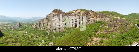 Das Panorama von Meteora mit heiligen Kloster Varlaam oben auf der Klippe und heiligen Kloster St. Nikolaus Anapausas Stockfoto