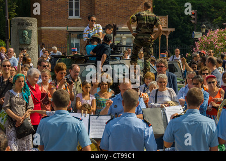 Paris, Frankreich, öffentliche Veranstaltungen, Nationalfeiertag, "Bastille Day", "14. Juli" Menschenmenge Firemen es Band auf dem öffentlichen Platz Französisch hören, Stockfoto