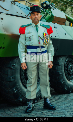 Paris, Frankreich, öffentliche Veranstaltungen, Feierlichkeiten zum Bastille-Tag '14. Juli' Militäruniformen, Parade, auf den Champs-Elysées. Französischer Soldat Posiert In Der Nähe Des Panzers Vor Der Parade, Französische Fremdenlegion Stockfoto
