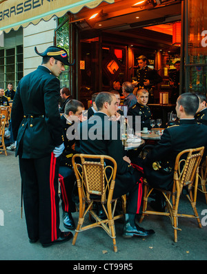 Paris, Frankreich, öffentliche Veranstaltungen, "Bastille Day" feiern "14. Juli" Französisch-Elite-Universität Studenten, von Sciences-Po, Austausch von Kaffee auf der Terrasse des Cafés vor der Parade Stockfoto