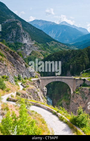 Brücke über den Fluss die Altstadt von Briancon, Französische Alpen, Frankreich Europa Stockfoto