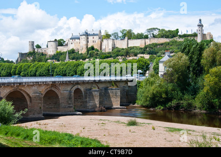 Brücke über den Fluss Vienne, Chinon, Loire-Tal, Frankreich, Europa Stockfoto