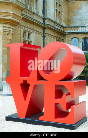 Liebe (rot)-Skulptur von Robert Indiana in Waddesdon Manor in der Nähe von Aylesbury Buckinghamshire Stockfoto