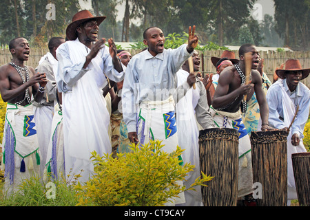 Ruanda, Afrika - Juni 16: Tribal TänzerInnen führen traditionellen Intore Tanz (traditionelle Ballett von Ruanda) am 16. Juni 20012 Stockfoto