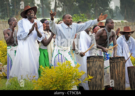 Ruanda, Afrika - Juni 16: Tribal TänzerInnen führen traditionellen Intore Tanz (traditionelle Ballett von Ruanda) am 16. Juni 20012 Stockfoto