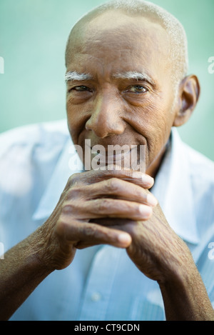 Porträt von senior Hispano-Amerikaner glücklich Blick in die Kamera und lächelnd Stockfoto