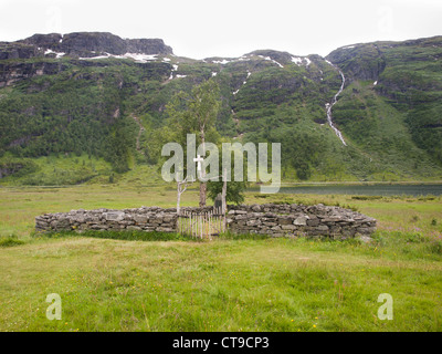 Alter Friedhof in den Bergen in Aurland Tal entlang dem berühmten Berg, Wanderroute Fjord In Norwegen Stockfoto