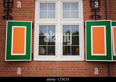 Bunten Fensterläden - gesehen in alten holländischen Dorf Stockfoto