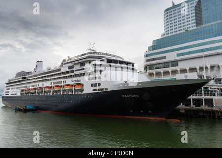 Kreuzfahrt Schiff Volendam am Canada Place für Kreuzfahrtschiffe im Hafen von Vancouver, Vancouver, Britisch-Kolumbien, Kanada. Stockfoto