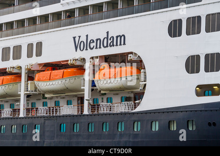 Kreuzfahrt Schiff Volendam am Canada Place für Kreuzfahrtschiffe im Hafen von Vancouver, Vancouver, Britisch-Kolumbien, Kanada. Stockfoto