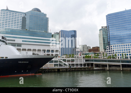 Kreuzfahrt Schiff Volendam am Canada Place für Kreuzfahrtschiffe im Hafen von Vancouver, Vancouver, Britisch-Kolumbien, Kanada. Stockfoto