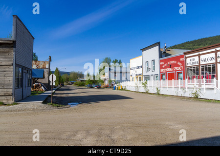 Bunte Gebäude und schmutzige Straßen in Dawson City, Yukon Territory, Kanada. Stockfoto