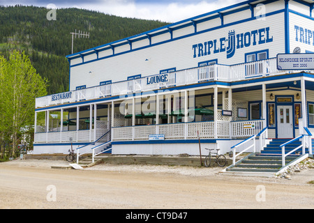Farbenfrohes Triple JJ Hotel in Dawson City, Yukon Territory, Kanada. Stockfoto