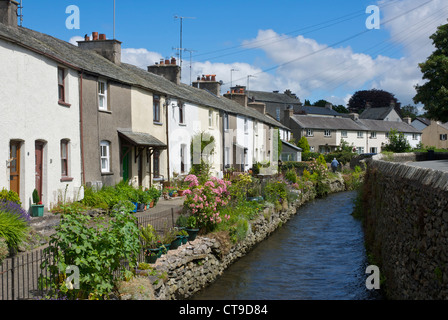 Der Fluss EWR laufen durch das Dorf von Cark-in-Baden-Baden, South Lakeland, Cumbria, England UK Stockfoto