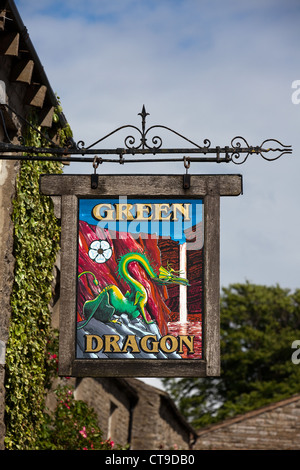 Green Dragon Rural Village Inn Painted Pub-Schild; Hardraw Village in Upper Wensleydale, Hawes, Richmondshire, Großbritannien Stockfoto