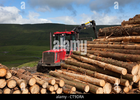 Valmet 890 Spediteur bei Snaizeholme aus Widdale Holz-Plantage, Hawes in North Yorkshire Dales, UK Stockfoto