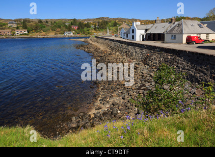 Dorf am Wasser von Loch Inver auf North West Highlands Küste Lochinver, Assynt, Sutherland, Schottland, UK, Großbritannien Stockfoto