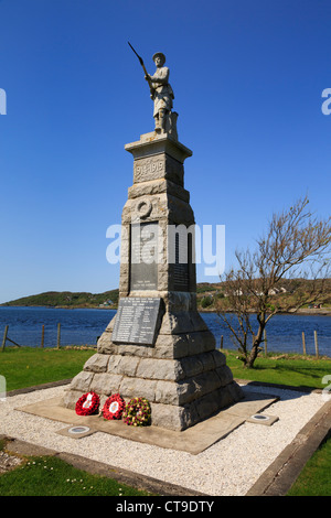 War Memorial Skulptur an der Küste im Nordwesten von schottischen Dorf von Lochinver, Assynt, Sutherland, Schottland, Großbritannien, Großbritannien Stockfoto