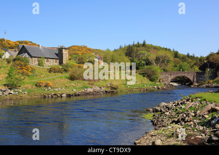 Inver Fluss und Brücke mit Kirche im nordwestlichen Hochland Dorf Lochinver, Assynt, Sutherland, Schottland Stockfoto