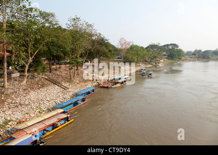 Long-Tail-Boote vertäut am Ufer des Flusses Kok in Chiang Rai (Thailand). Bateaux À Longue Queue Sur la Rivière Kok. Stockfoto