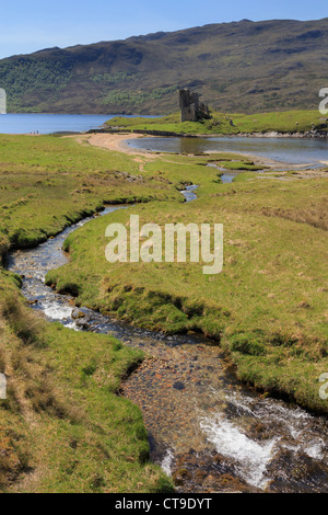 Kleiner Bach und Ardvreck Burgruine am Ufer des Loch Assynt in schottischen nordwestlichen Highlands in Sutherland Schottland UK Großbritannien Stockfoto