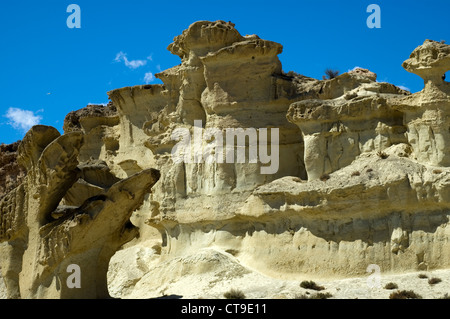 Naturstein Skulpturen Erosionen, Sandstein Denkmäler durch Wasser und Wind geformt. Bolnuevo, Provence von Murcia, Spanien Stockfoto