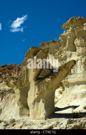 Naturstein Skulpturen Erosionen, Sandstein Denkmäler durch Wasser und Wind geformt. Bolnuevo, Provence von Murcia, Spanien Stockfoto