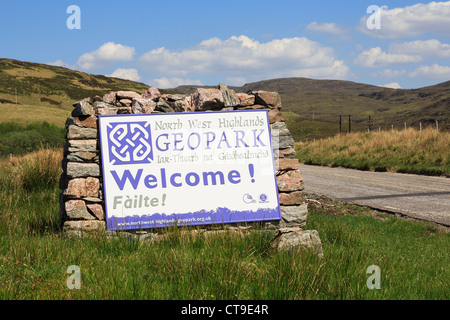 North West Highlands Geopark gälische zweisprachige Willkommensschild Assynt Halbinsel in Ross und Cromarty, Highland, Schottland, UK Stockfoto