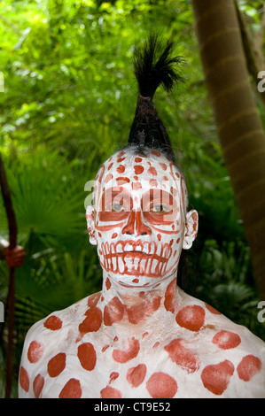 Maya Tänzer und Schauspieler in "Tod" (Ah Poch) Kostüm an der Riviera Maya Xcaret Park in Mexiko. Stockfoto