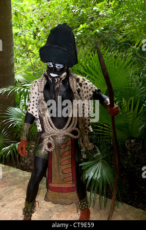 Maya Schauspieler/Tänzer in Herrn Cacao (Dios del Cacao oder IK Chuah) Kleid (Kostüm) an der Riviera Maya Xcaret Park in Mexiko. Stockfoto