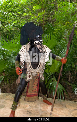 Maya Schauspieler/Tänzer in Herrn Cacao (Dios del Cacao oder IK Chuah) Kleid (Kostüm) an der Riviera Maya Xcaret Park in Mexiko. Stockfoto