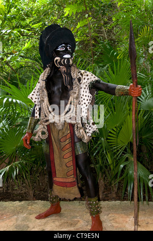 Maya Schauspieler/Tänzer in Herrn Cacao (Dios del Cacao oder IK Chuah) Kleid (Kostüm) an der Riviera Maya Xcaret Park in Mexiko. Stockfoto