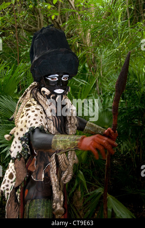 Maya Schauspieler/Tänzer in Herrn Cacao (Dios del Cacao oder IK Chuah) Kleid (Kostüm) an der Riviera Maya Xcaret Park in Mexiko. Stockfoto