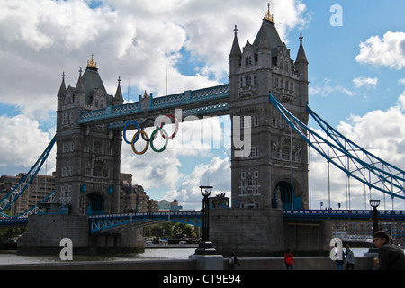 Blick auf die Tower Bridge mit Olympischen Ring-Symbol auf Display, Boote und Bürogebäuden in London. Stockfoto
