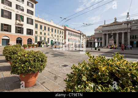 Piazza de Ferrari mit Blick auf das Opernhaus Teatro Carlo Felice in Genua, Italien. Stockfoto