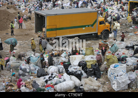 Deponie in Guatemala-Stadt. Aktivität des Entladens Müllwagen und Aufräumvorgang auf einer Müllkippe. Stockfoto