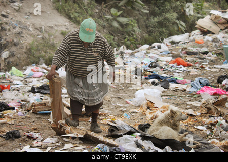 Frau Aufräumvorgang auf Deponie in Guatemala-Stadt.  Gesicht von Kappe verdeckt. Stockfoto