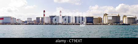 LNG-Tanks im Hafen von Barcelona Stockfoto