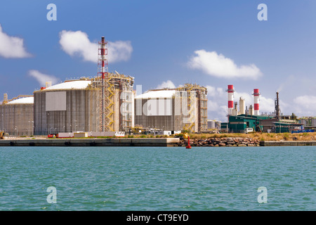 LNG-Tanks im Hafen von Barcelona Stockfoto