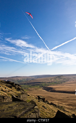 Hängen Sie Schirm (und Kondensstreifen) über Buckstones, Marsden Moor, Pennines, Marsden, West Yorkshire, England, UK Stockfoto