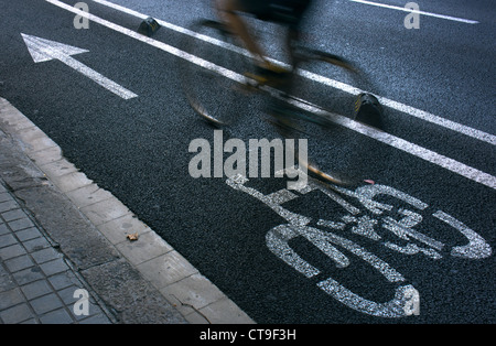 Schnelle Radfahrer auf einer städtischen Radweg pendeln. Stockfoto