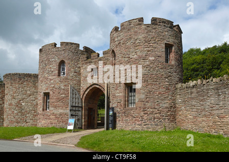 Beeston Schloß am Straßenrand Torhaus & Eingang in Cheshire England UK ist der English Heritage-Kasse, die den Zugang zur Burg oben auf 500ft hohen Felsen Stockfoto