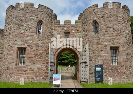Beeston Schloß am Straßenrand Torhaus & Eingang in Cheshire England UK ist der English Heritage-Kasse, die den Zugang zur Burg oben auf 500ft hohen Felsen Stockfoto