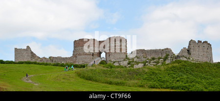 Beeston Schloß Besucher zu Fuß bis zu den Ruinen der Kernburg Wände & alten Torhaus Eingang am Gipfel des hohen Felsen 500ft über Cheshire Plains England UK Stockfoto