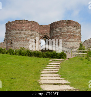 Beeston Burgruinen der Kernburg Torhaus moderne Fußgängerbrücke über den tiefen Graben, gewölbten Eingang beim Gipfel von 500ft hohen Felsen über dem Cheshire Plain Stockfoto