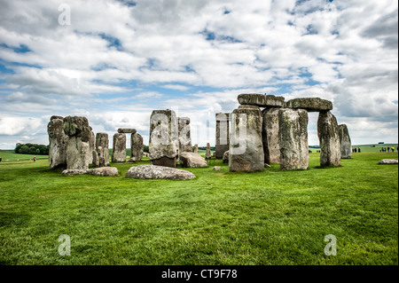 SALISBURY PLAIN, Wiltshire, England – Stonehenge, das prähistorische Denkmal, das aus einem Ring aus stehenden Steinen besteht, steht auf der Salisbury Plain. Die ikonische neolithische Struktur, die in mehreren Etappen zwischen etwa 3000 v. Chr. und 2000 v. Chr. erbaut wurde, weist massive Sarsensteine auf, die in einem kreisförmigen Muster angeordnet sind und auf vielen der vertikalen Steine Sturze aufweisen. Stonehenge, das 1986 zum UNESCO-Weltkulturerbe erklärt wurde, ist eines der berühmtesten und bekanntesten antiken Denkmäler der Welt. Archäologen glauben, dass es eine wichtige zeremonielle oder religiöse Stätte war, obwohl sein exakter Zweck konti war Stockfoto