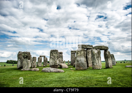 SALISBURY PLAIN, Wiltshire, England – Stonehenge, das prähistorische Denkmal, das aus einem Ring aus stehenden Steinen besteht, steht auf der Salisbury Plain. Die ikonische neolithische Struktur, die in mehreren Etappen zwischen etwa 3000 v. Chr. und 2000 v. Chr. erbaut wurde, weist massive Sarsensteine auf, die in einem kreisförmigen Muster angeordnet sind und auf vielen der vertikalen Steine Sturze aufweisen. Stonehenge, das 1986 zum UNESCO-Weltkulturerbe erklärt wurde, ist eines der berühmtesten und bekanntesten antiken Denkmäler der Welt. Archäologen glauben, dass es eine wichtige zeremonielle oder religiöse Stätte war, obwohl sein exakter Zweck konti war Stockfoto