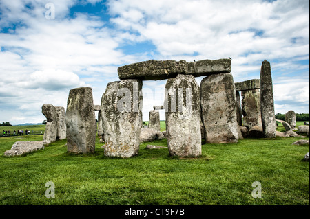 SALISBURY PLAIN, Wiltshire, England – Stonehenge, das prähistorische Denkmal, das aus einem Ring aus stehenden Steinen besteht, steht auf der Salisbury Plain. Die ikonische neolithische Struktur, die in mehreren Etappen zwischen etwa 3000 v. Chr. und 2000 v. Chr. erbaut wurde, weist massive Sarsensteine auf, die in einem kreisförmigen Muster angeordnet sind und auf vielen der vertikalen Steine Sturze aufweisen. Stonehenge, das 1986 zum UNESCO-Weltkulturerbe erklärt wurde, ist eines der berühmtesten und bekanntesten antiken Denkmäler der Welt. Archäologen glauben, dass es eine wichtige zeremonielle oder religiöse Stätte war, obwohl sein exakter Zweck konti war Stockfoto
