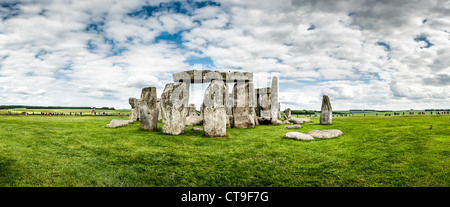 STONEHENGE, Wiltshire, England – das prähistorische Monument von Stonehenge steht auf der Salisbury Plain, einem Ring aus massiven stehenden Steinen, die in Erdwerken platziert sind. Das UNESCO-Weltkulturerbe stammt aus etwa 3000-2000 v. Chr. und besteht aus einem Ring aus Sarsensteinen, die von Verbindungsstürzen gekrönt sind, mit kleineren Blausteinen im Inneren. Archäologen glauben, dass Stonehenge eine wichtige zeremonielle Stätte und möglicherweise auch ein astronomisches Observatorium war. Das Denkmal wird von English Heritage verwaltet und zieht jährlich fast eine Million Besucher an. Die Stätte ist eine der berühmtesten und berühmtesten Stockfoto