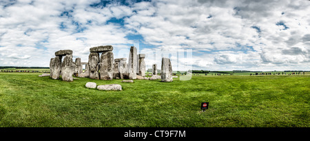 STONEHENGE, Wiltshire, England – das prähistorische Monument von Stonehenge steht auf der Salisbury Plain, einem Ring aus massiven stehenden Steinen, die in Erdwerken platziert sind. Das UNESCO-Weltkulturerbe stammt aus etwa 3000-2000 v. Chr. und besteht aus einem Ring aus Sarsensteinen, die von Verbindungsstürzen gekrönt sind, mit kleineren Blausteinen im Inneren. Archäologen glauben, dass Stonehenge eine wichtige zeremonielle Stätte und möglicherweise auch ein astronomisches Observatorium war. Das Denkmal wird von English Heritage verwaltet und zieht jährlich fast eine Million Besucher an. Die Stätte ist eine der berühmtesten und berühmtesten Stockfoto